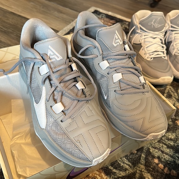 Men’s Nikes - Picture 2 of 5